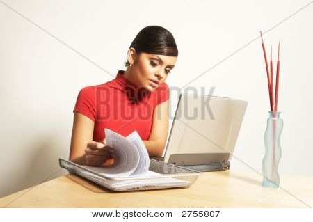 Donna d'affari con computer portatile e telefono