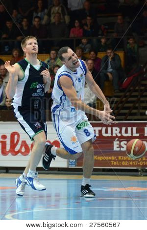 Kaposvar, Ungarn 10. Dezember: Balazs Szoke (in weiß) in Aktion bei einem ungarischen Meisterschaft Baske
