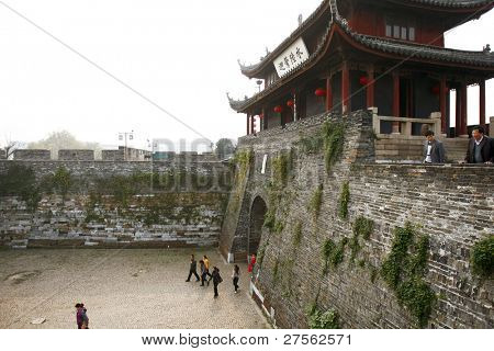 SUZHOU, Cina - 23 novembre: I turisti visitano la torre della porta Panmen, una parte della città antica parete b