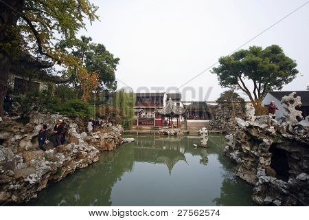 SUZHOU, Čína - 23. listopadu: Turisté navštěvují Zahrada lvího hájku na listopad 23, 2011 v Su-čou, Ch