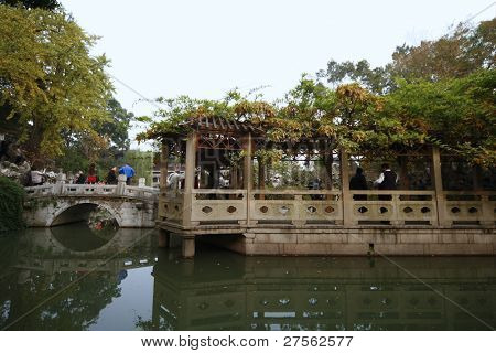 SUZHOU, Čína - 23. listopadu: Turisté navštěvují Zahrada lvího hájku na listopad 23, 2011 v Su-čou, Ch