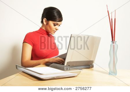Donna d'affari con computer portatile e telefono