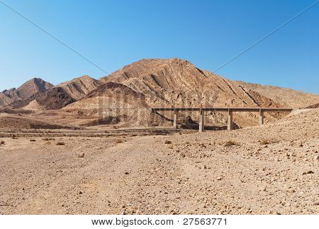 Ponte nel deserto
