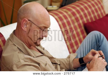 Uomo d'affari di lavoro a casa.