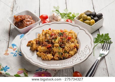 pasta with dried tomatoes fresh tomaoes and green olives