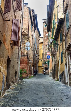Siena, Italy - October 02, 2018: Medieval Narrow Street Vicolo Di S. Salvatore In Old City Siena