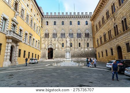 Siena, Italy - October 02, 2018: Piazza Salimbeni Is Square With Statue Of Sallustio Bandini In Old 