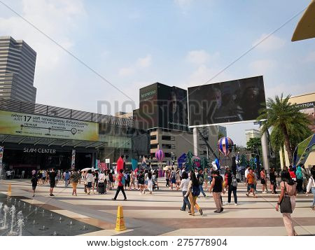 Phyathai,bangkok / Thailand - December 22, 2018: Groups Of People Walking At Outdoor Park Of Siam Pa