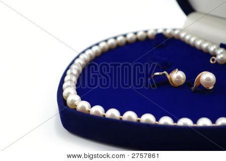 A kék Heartshaped doboz fehér gyöngy nyaklánc