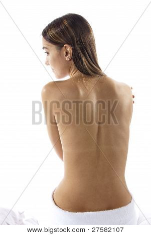 예쁜 젊은 여자는 스파를 즐긴다.