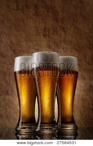 Eski taş cam içine üç bira