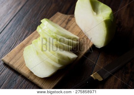 Sliced Turkish Alabas Turp / Organic Fresh Whole Radish Slices With Knife