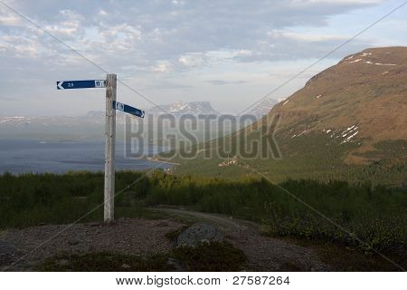 Segni su un palo racconta la direzione dei sentieri...