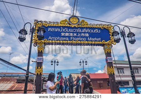 Samutsongkhram/thailand - 16 September 2107 : Unacquainted Thai People And Tourists Come To Visit Am