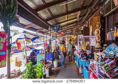 Samutsongkhram/thailand - 16 September 2107 : Unacquainted Thai People And Tourists Come To Visit Am
