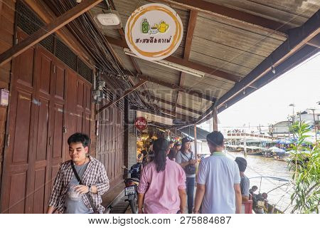 Samutsongkhram/thailand - 16 September 2107 : Unacquainted Thai People And Tourists Come To Visit Am