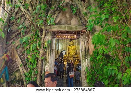 Samutsongkhram/thailand - 16 September 2107 : Unacquainted Thai People And Tourists Visit Wat Bang K