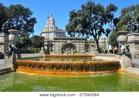 BARCELONA, Španělsko - 16. srpna: Kašna na náměstí Plaza Catalunya, srpna 16, 2011 v Barceloně, Španělsko. Th