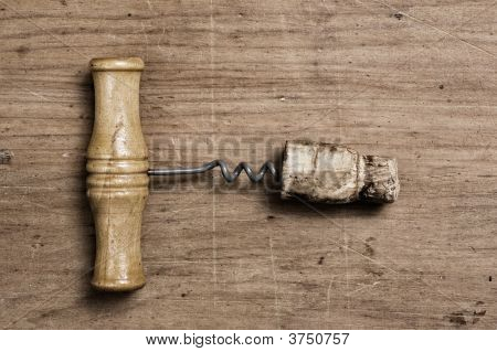 Oude Corckscrew met kurk.