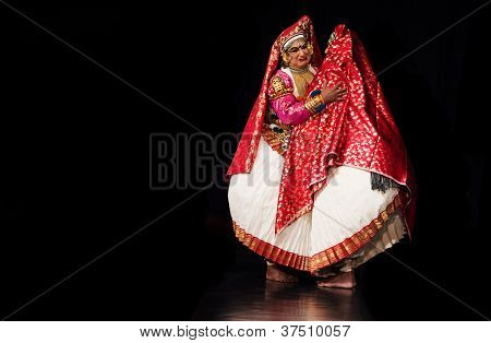 Chennai - SEPTEMBER 15: Kathakali performer i den dydige pachcha (grøn) rolle i Chennai på Septe