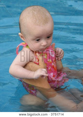 女の赤ちゃん初めての水