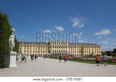 Bécs, Ausztria - augusztus 7-én: Turista a Schonbrunn palota Bécs, Aust, 2011 augusztus 7