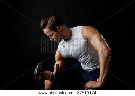 Muž dělá dumbbelll výtahů