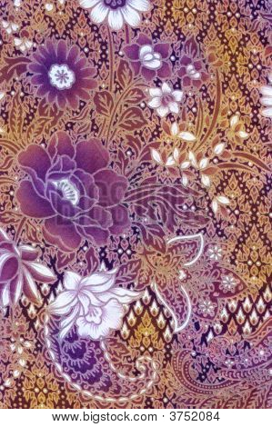 Design de Batik dourada com flores brancas e roxas