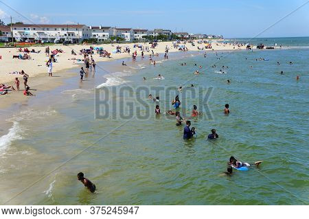 Hampton, Virginia, U.s.a - June 29, 2020 - Crowds On The Buckroe Beach During A Hot Summer Day