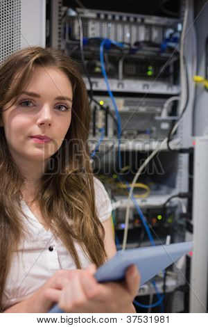 Donna con tablet pc davanti server nel centro dati