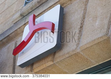 Bordeaux , Aquitaine / France - 07 06 2020 : Credit Mutuel Red Logo Sign Bank Office On Agency Build