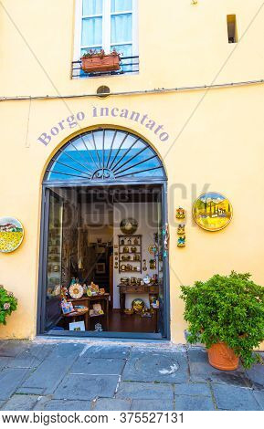 Lucca, Italy - August 14, 2019: Borgo Incantato Ceramiche Shop In Amphitheater Square Or Piazza Dell