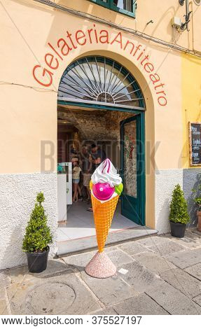 Lucca, Italy - August 14, 2019: Ice-cream Shop Gelateria Amphitheatro In Piazza Dellanfiteatro Squar