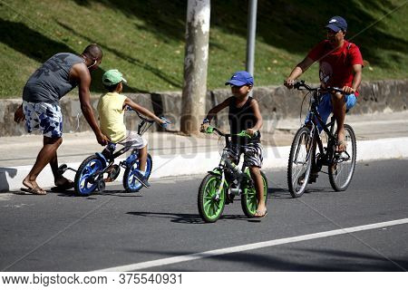 Salvador, Bahia/ Brazil - February 21, 2016: People Are Seen Cycling In The Dike De Tororo Region In
