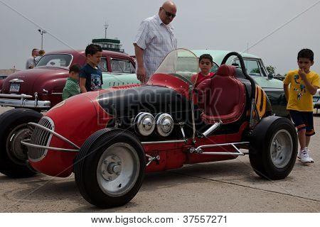 Vitucci trpaslík závodní auto