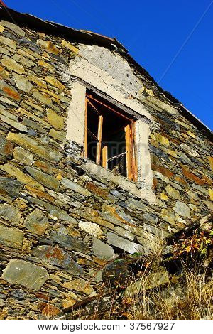 Detail domu na vesnici portugalského schist