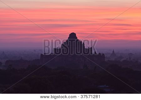 Tramonto a Bagan