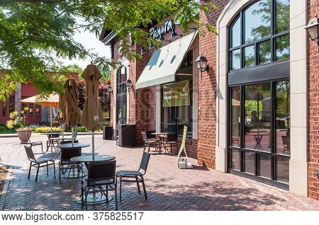 Homestead, Pennsylvania, Usa 7/10/20 A Sitting Area With Table And Chairs Outside Of Panera Bread Co