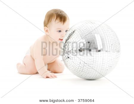 Adorabile Baby Boy con grande sfera da discoteca