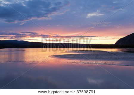 Bel tramonto sul fiume Yukon vicino a Dawson City