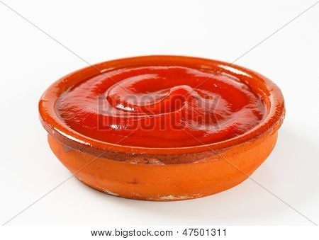 Ketchup Soße in eine braune Keramikschale