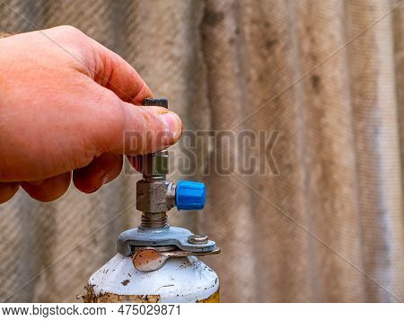 Freon Cylinder Needle Valve For Refrigerator Repair. Needle Valve For Gas Cylinder. Filling The Refr
