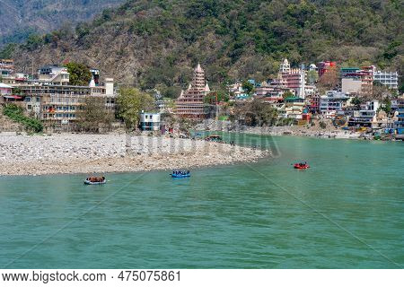 Rishikesh, Uttarakhand, India - 28.03.2023: Beautiful River Ganga In Rishikesh Surrounded By Ashrame