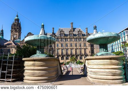 Sheffield, Uk - June 16, 2022: Sheffield Town Hall And Peace Gardens In A Sunny Summer Day In Sheffi