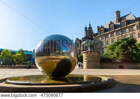 Sheffield, Uk - June 16, 2022: The Sculpture Stainless Steel Spheres And Sheffield Town Hall In A Su