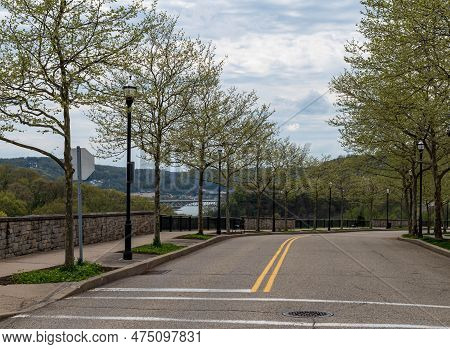Pittsburgh, Pennsylvania, Usa April 16, 2023 A Tree Lined Parkview Boulevard In The Summerset Neighb