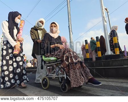 Central Java, Indonesia-april 22,2023; People Use Masks To Prevent The Latest Subvariant From Covid,