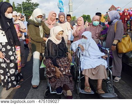 Central Java, Indonesia-april 22,2023- People Use Masks To Prevent The Latest Subvariant From Covid,