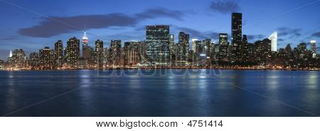 Skyline di New York City panoramica di notte