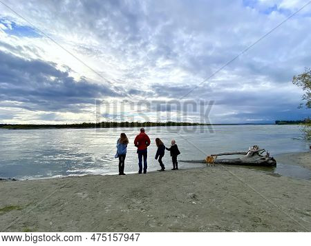 Talkeetna, Alaska, Usa - September 4, 2022 - A Family Enjoying The Views At Beautiful Lake In Talkee